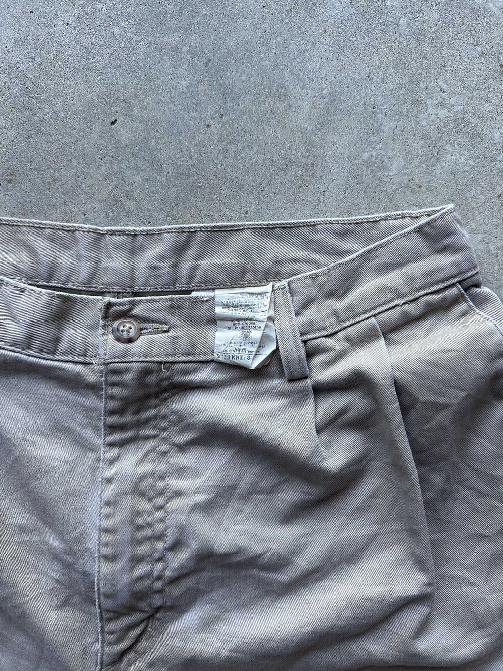 Vintage 00s Carhartt B133 Pleated Canvas Chino Workwear Shorts (31)