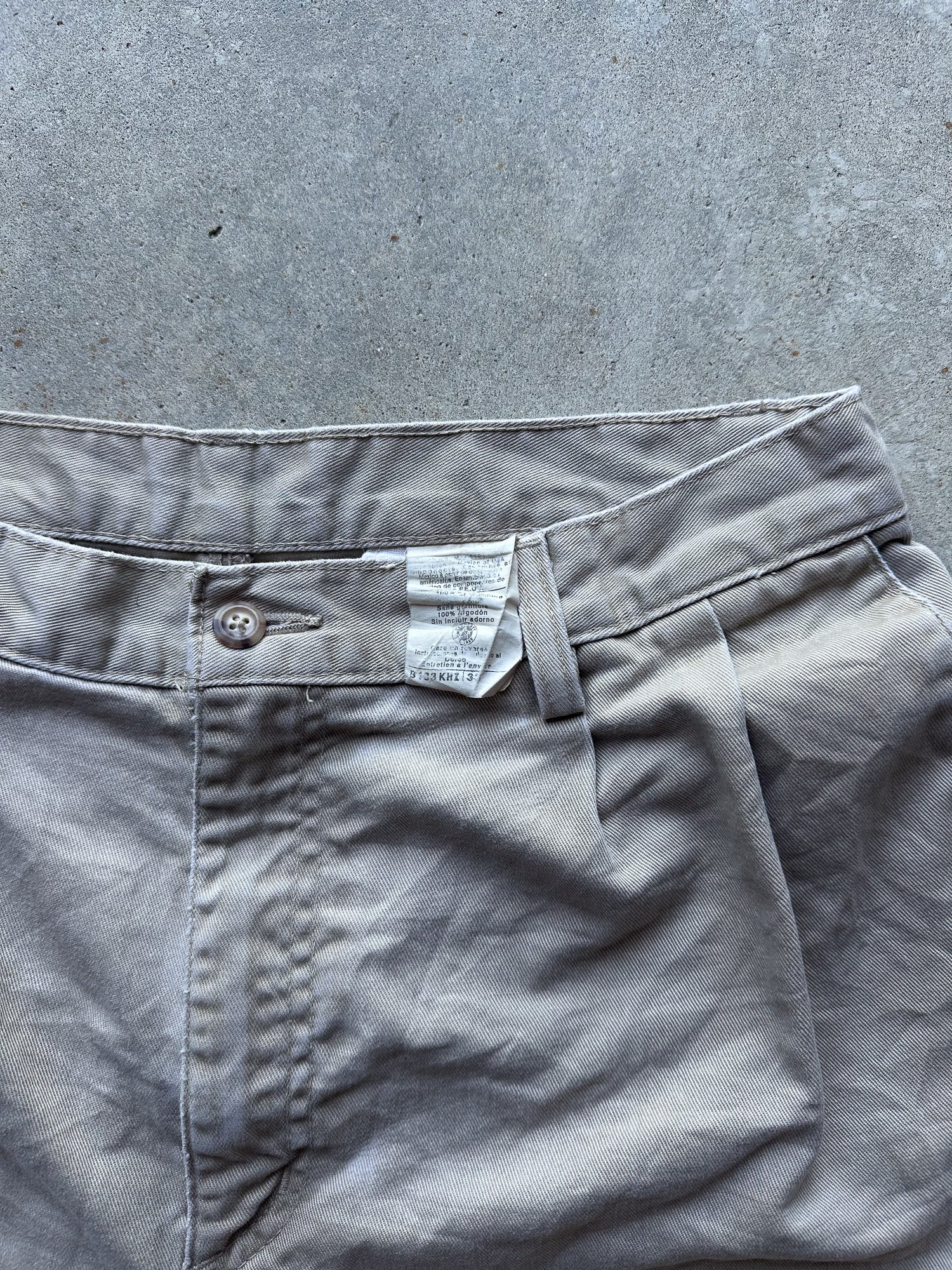 Vintage 00s Carhartt B133 Pleated Canvas Chino Workwear Shorts (31)