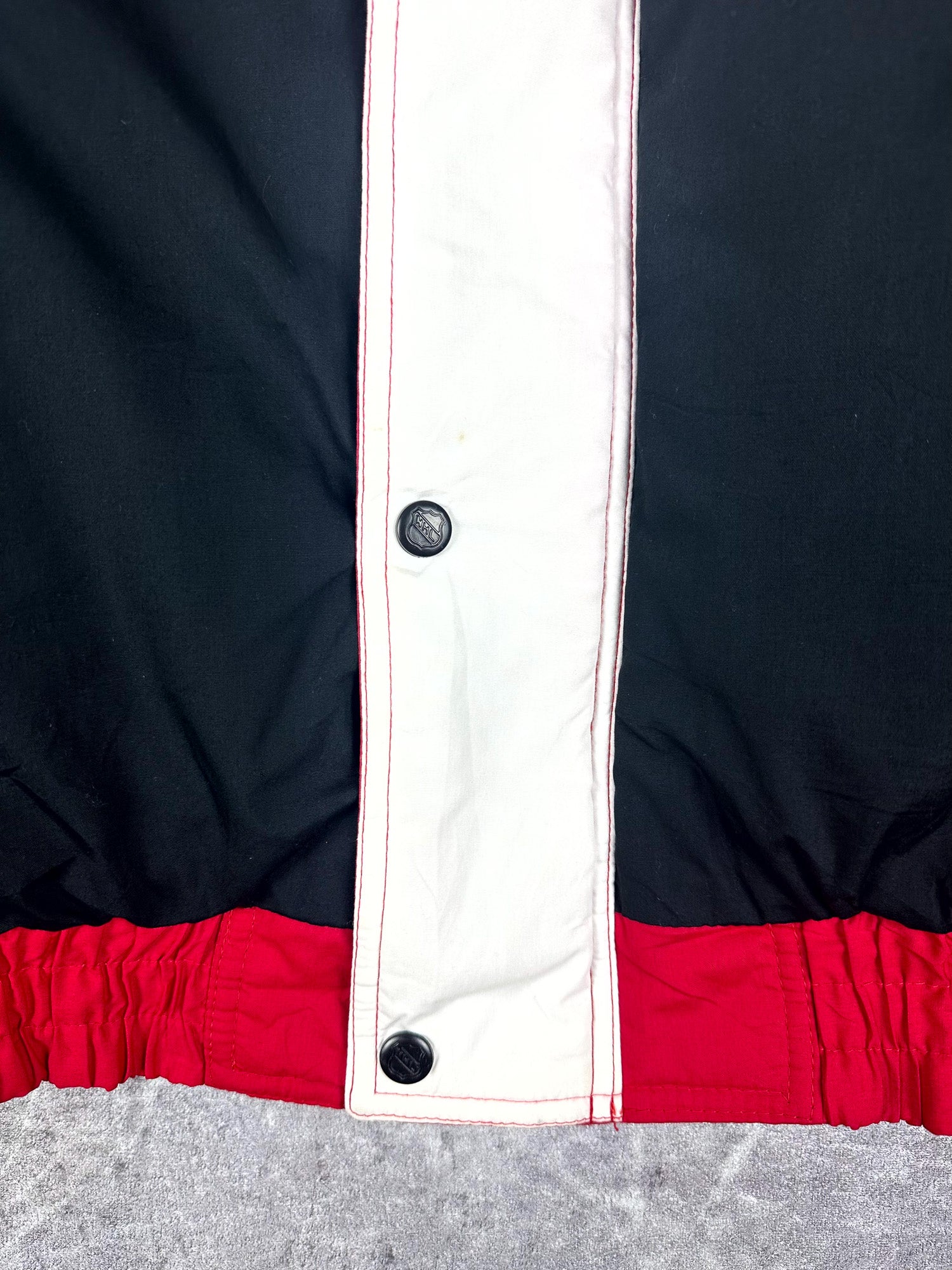 Vintage 90s Pro Player Chicago Blackhawks NHL Embroidered Spellout Puffer Jacket (XL)