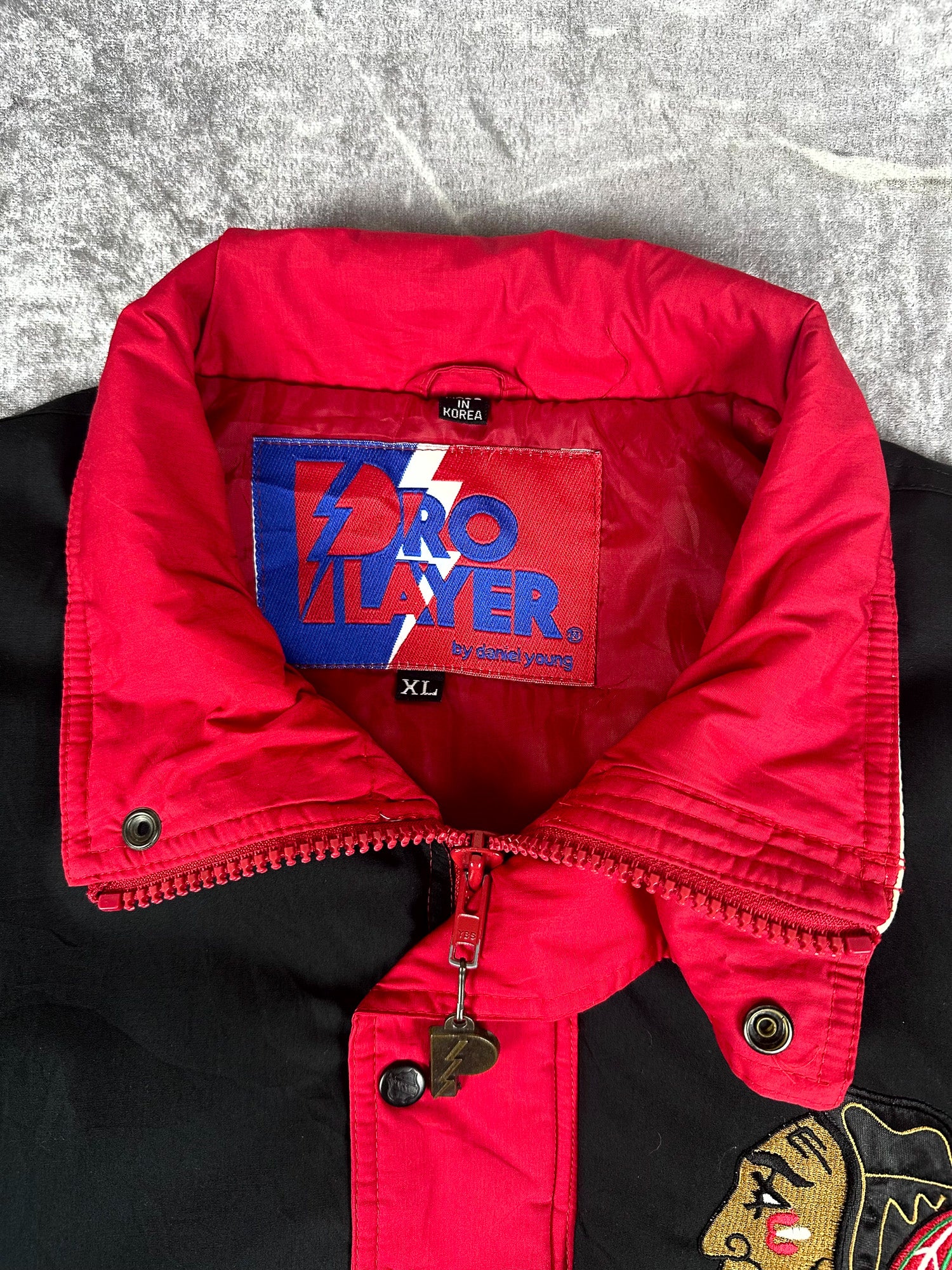 Vintage 90s Pro Player Chicago Blackhawks NHL Embroidered Spellout Puffer Jacket (XL)