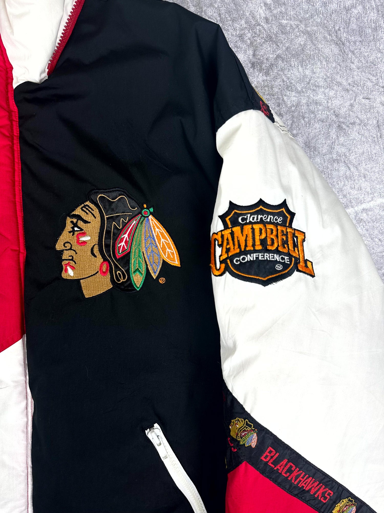 Vintage 90s Pro Player Chicago Blackhawks NHL Embroidered Spellout Puffer Jacket (XL)