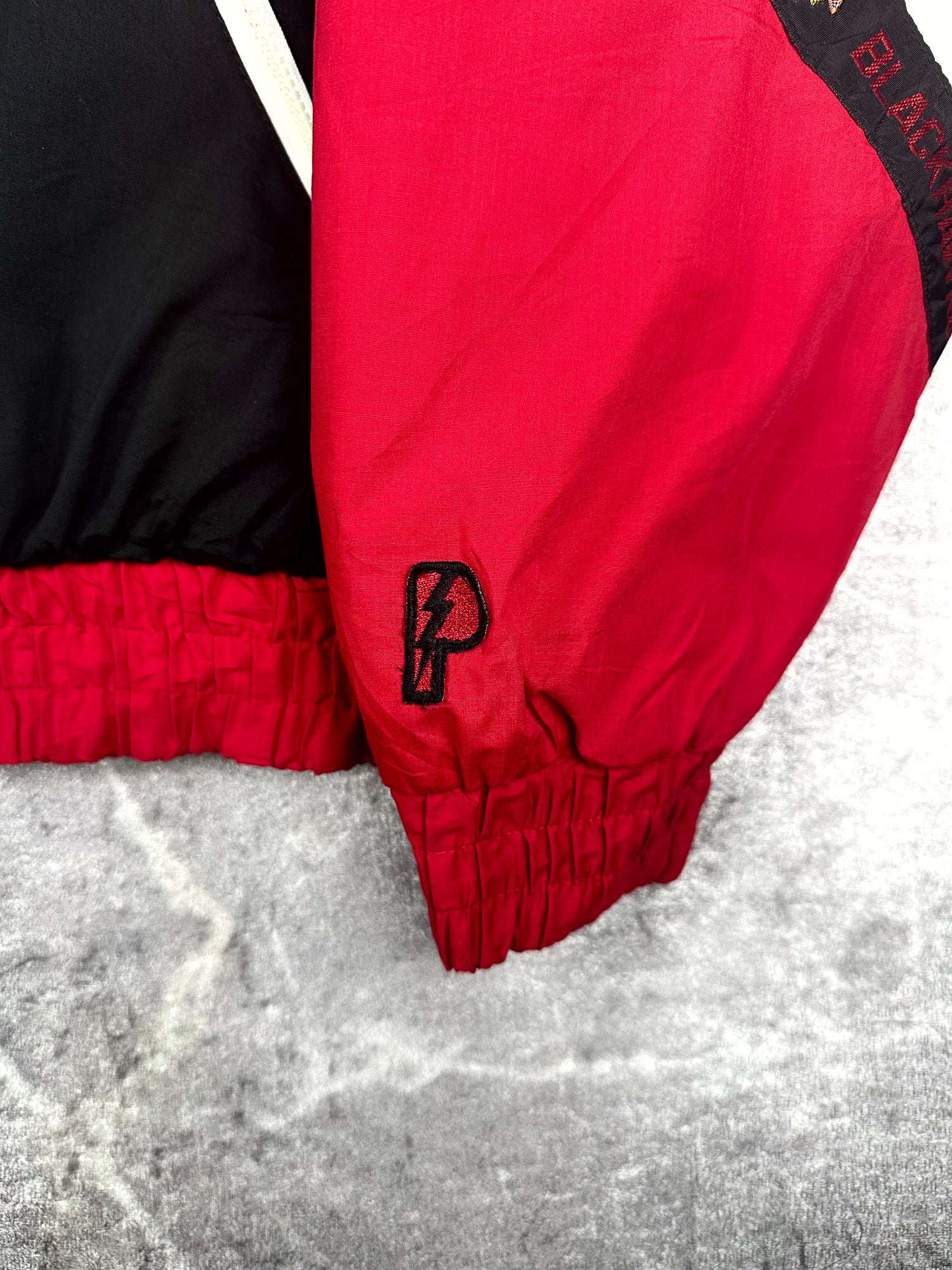 Vintage 90s Pro Player Chicago Blackhawks NHL Embroidered Spellout Puffer Jacket (XL)